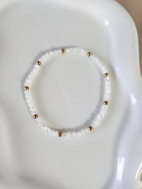 Dainty Mother Of Pearl Beaded Bracelet